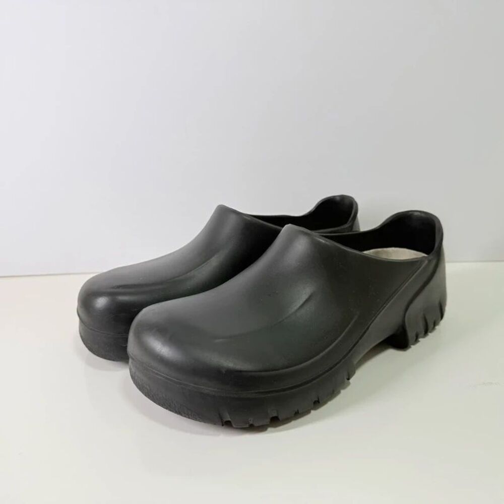 Birkenstock slip resistant clogs woman’s size 11